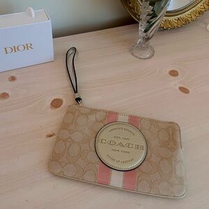 Coach | NWT Metallic Dempsey Wristlet (Large)